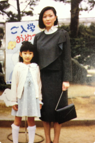 小学校入学時、母親と撮った思い出の写真